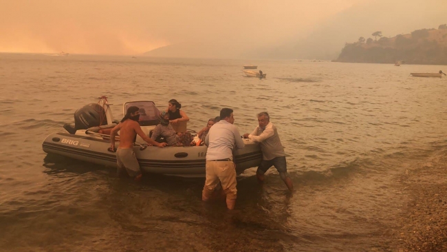 Mazı Köyü'nde alevler evlere sıçradı: Mahalleli denizden tahliye edildi